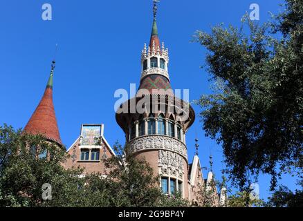 Casa Serra (Gebäude mit Türmen) im Zentrum von Barcelona, Katalonien, Spanien. Stockfoto