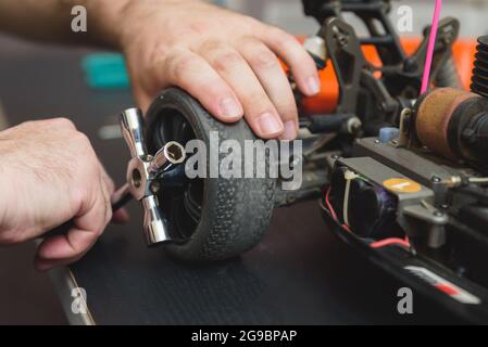 Junge kaukasische männliche Montage Spielzeug RC Auto zu Hause am Abend Stockfoto