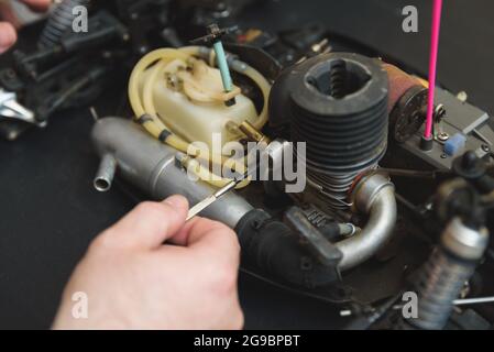 Junge kaukasische männliche Montage Spielzeug RC Auto zu Hause am Abend Stockfoto