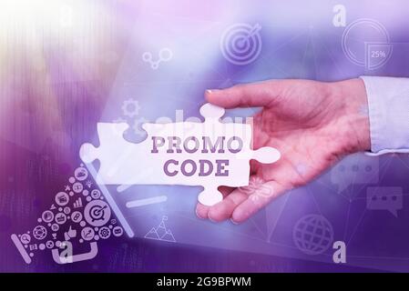 Inspiration mit Zeichen Aktionscode. Geschäftskonzept Buchstaben oder Zahlen, die einen Rabatt auf etwas Hand Holding Jigsaw Puzzle Stück ermöglicht Stockfoto