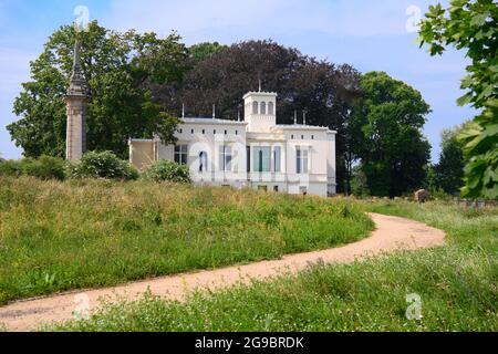 Potsdam, Deutschland. Juli 2021. Die Villa Schöningen in der Nähe der Glienicker Brücke. Das historische Gebäude im Berliner Vorort steht auf der Liste der denkmalgeschützten Gebäude des Landes und wird sowohl im Inneren als auch im Garten für wechselnde Kunstausstellungen genutzt. Quelle: Soeren Stache/dpa-Zentralbild/dpa/Alamy Live News Stockfoto