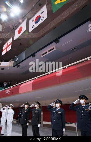 Tokio, Japan. Juli 2021. Mitglied der japanischen Selbstverteidigungskräfte grüßen während des Judo 66kg-Wettbewerbs der Männer in Tokio am Sonntag, 25. Juli 2021, bei Nippon Budokan in Tokio, Japan. Foto von Keizo Mori/UPI Credit: UPI/Alamy Live News Stockfoto