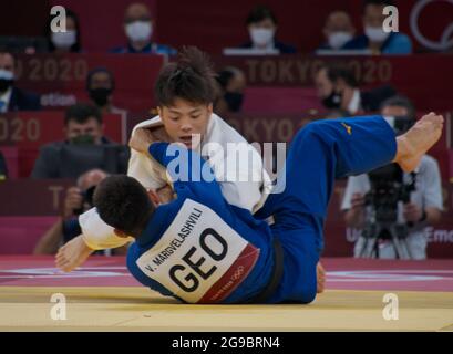 Tokio, Japan. Juli 2021. Der Japaner Hifumi Abe besiegt am Sonntag, den 25. Juli 2021, den georgischen Vazha Margvelashvili im Finale während der Olympischen Spiele in Tokio, Japan. Foto von Keizo Mori/UPI Credit: UPI/Alamy Live News Stockfoto