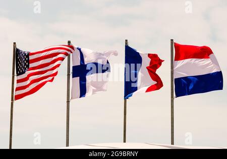 Vier Flaggen fliegen und repräsentieren vier verschiedene Nationen Stockfoto