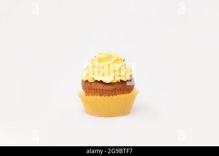 Gelber und grüner Cupcake auf weißem Hintergrund Stockfoto