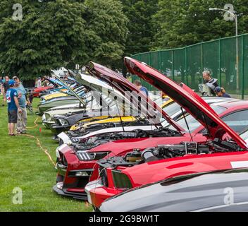 Eine Reihe von Ford Mustangs, die beim Pittsburgh Vintage Grand Prix und der Automobilausstellung in Pittsburgh, Pennsylvania, USA, ausgestellt wurde Stockfoto