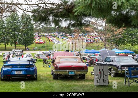 Autos, die auf der Pittsburgh Vintage Grand Prix-Automobilausstellung ausgestellt werden, und Menschen, die sie in Pittsburgh, Pennsylvania, USA, bewundern Stockfoto