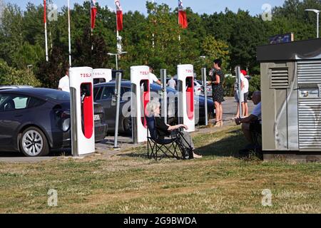 Ödeshög, Schweden. Juli 2021. Tesla-Ladestation im Ferienverkehr in Viringe, Mjölby, direkt neben der E4 am Sonntag. Während der Ferien, wenn viele Touristen zu Hause sind, herrscht auf den Straßen ein großer Druck. Quelle: Jeppe Gustafsson/Alamy Live News Stockfoto