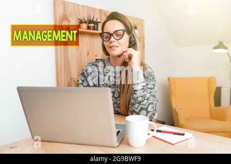 Handschriftentext-Management. Geschäftskonzept der maßgebliche Akt der Leitung oder Steuerung der Dinge Teilnahme Online-Meeting, Erstellen neuer Internet Stockfoto