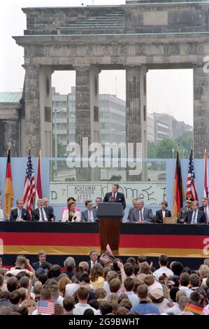 Präsident Reagan bei seiner Rede zur Berliner Mauer am Brandenburger Tor West-Berlin 6/12/87 Stockfoto