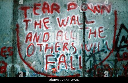 Graffiti auf der Westseite der Berliner Mauer drückt den Wunsch nach einem Vereinten Deutschland aus, etwa in den 1980er Jahren Stockfoto