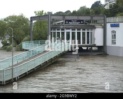 MÜLHEIM AN DER RUHR, DEUTSCHLAND - 15. Jul 2021: Das Hochwasser der Ruhr in der Nähe eines Gebäudes in Mülheim, Deutschland Stockfoto