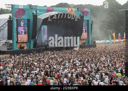 Southwold, Großbritannien. 25. Juli 2021. Die Menge beobachtet die Kaiser Chiefs, die am dritten Tag des Latitude Festivals im Henham Park, Southwold, Suffolk auftreten. Bilddatum: Sonntag, 25. Juli 2021. Bildnachweis sollte lauten: Matt Crossick/Empics/Alamy Live News Stockfoto