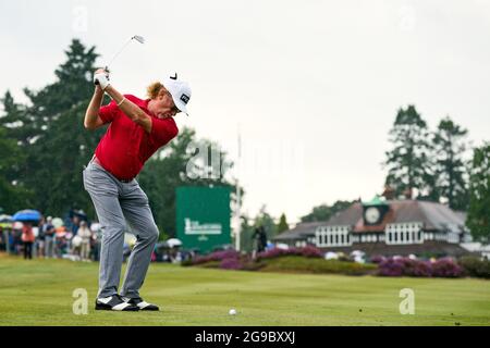 Der Spanier Miguel Angel Jimenez spielt seinen Approach Shot am 18. Während des vierten Tages der Senior Open im Sunningdale Old Course, in der Nähe von Seeshire. Bilddatum: Sonntag, 25. Juli 2021. Stockfoto