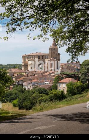 Das kleine Dorf Lavardens in der Region Gers in Südwestfrankreich. Der Turm der St.-Michael-Kirche ist aus dem 17.. Jahrhundert auf mittelalterlichen Fundamenten errichtet. Stockfoto