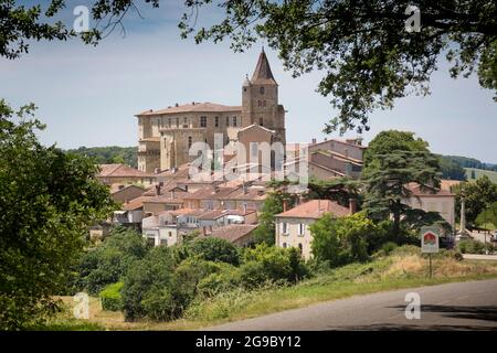 Das kleine Dorf Lavardens in der Region Gers in Südwestfrankreich. Der Turm der St.-Michael-Kirche ist aus dem 17.. Jahrhundert auf mittelalterlichen Fundamenten errichtet. Stockfoto