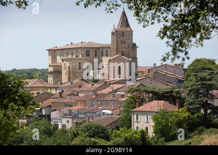 Das kleine Dorf Lavardens in der Region Gers in Südwestfrankreich. Der Turm der St.-Michael-Kirche ist aus dem 17.. Jahrhundert auf mittelalterlichen Fundamenten errichtet. Stockfoto