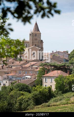 Das kleine Dorf Lavardens in der Region Gers in Südwestfrankreich. Der Turm der St.-Michael-Kirche ist aus dem 17.. Jahrhundert auf mittelalterlichen Fundamenten errichtet. Stockfoto