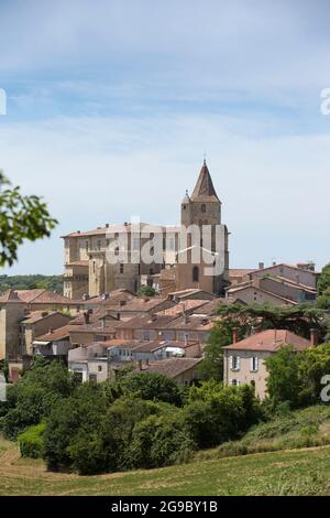 Das kleine Dorf Lavardens in der Region Gers in Südwestfrankreich. Der Turm der St.-Michael-Kirche ist aus dem 17.. Jahrhundert auf mittelalterlichen Fundamenten errichtet. Stockfoto