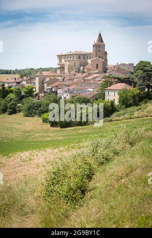 Das kleine Dorf Lavardens in der Region Gers in Südwestfrankreich. Der Turm der St.-Michael-Kirche ist aus dem 17.. Jahrhundert auf mittelalterlichen Fundamenten errichtet. Stockfoto