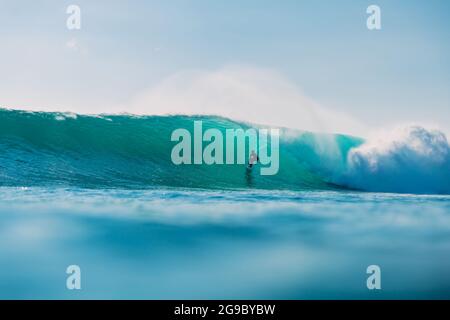 12.Mai 2021. Bali, Indonesien. Surfer fahren auf dem Surfbrett bei Barrel Wave. Stockfoto