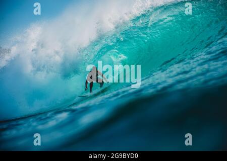 12.Mai 2021. Bali, Indonesien. Surfer fahren auf dem Surfbrett bei Barrel Wave. Stockfoto