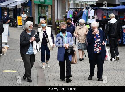 Damen, die in der Haupteinkaufsstraße von Wellington, Telford, Shropshire einkaufen, tragen Covid Gesichtsmasken, Gesichtsmasken Coronavirus Covid Stockfoto