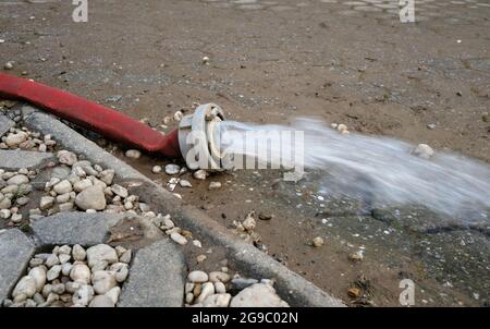 Wasserschaden - Wasser wird nach heftigen Regenfällen aus einem überfluteten Keller in Köln gepumpt. Stockfoto