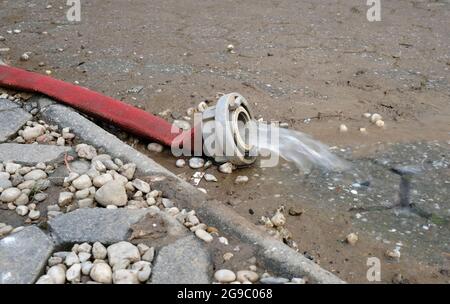 Wasserschaden - Wasser wird nach heftigen Regenfällen aus einem überfluteten Keller in Köln gepumpt. Stockfoto