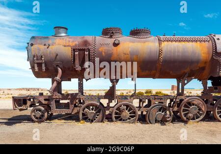 Rostende Lokomotive auf dem Friedhof des Zuges, Uyuni, Bolivien. Stockfoto