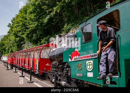 Zug von Rothorn nach Brienz am Bahnhof - die Brienz-Rothorn Bahn ist eine Zahnradbahn mit herrlichem Bergblick in der Schweiz Stockfoto