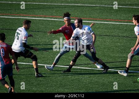 Washington, USA. Juni 2021. Adam Vinson (13), ein Spieler der Tampa Bay Cannons, wirft die Scheibe, während der DC Breeze-Spieler AJ Merriman (5) während eines Spiels der American Ultimate Disc League (AUDL) auf dem Carlini Field Field in Washington, DC, am 5. Juni 2021 inmitten der Coronavirus-Pandemie verteidigt. Die AUDL-Saison 2021 startete im Juni nach einer abgesagten Saison 2020, wobei für September ein AUDL-Meisterschaftswochenende im Audi Field in Washington, DC (Graeme Sloan/Sipa USA) geplant war.Quelle: SIPA USA/Alamy Live News Stockfoto