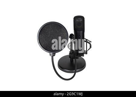 Studio-Mikrofon und POP-Filter auf weißem Hintergrund isoliert Stockfoto