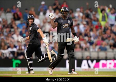 Carlos Brathwaite (rechts) von Manchester Originals feiert mit Tom Lammonby, nachdem er die Siegerläufe während des 100-Matches in Old Trafford, Manchester, erreicht hat. Bilddatum: Sonntag, 25. Juli 2021. Stockfoto