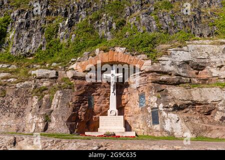 Marmorkruzifix-Kriegsdenkmal in Bamburgh Castle an der Nordostküste Englands, bei dem Dorf Bamburgh in Northumberland Stockfoto