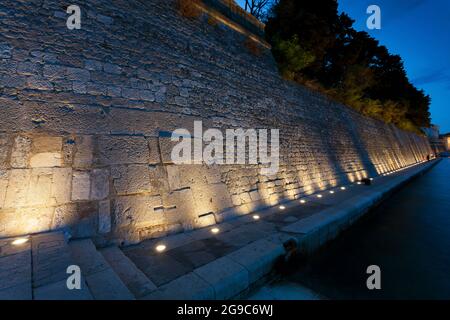 Zadar Stadtmauern und Hafen von Fosa, Zadar, Dalmatien, Kroatien Stockfoto