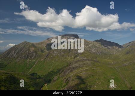 Die Südwand von Ben Nevis von einem Gearanach aus gesehen. Ben Nevis ist der höchste Berg in Schottland, Großbritannien und dem Vereinigten Königreich. Stockfoto