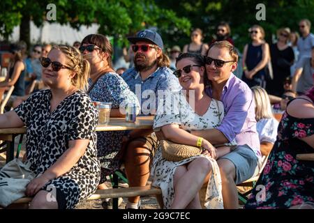 Das Publikum genießt Getränke und Musik bei Open-Air- oder Outdoor-Konzerten Stockfoto