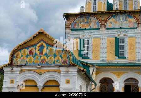 Fresken auf dem Giebel. Die alte Kathedrale der Auferstehung Christi schließt an einem sonnigen Julitag. Tutaev Romanov-Borisoglebsk , Russland Stockfoto