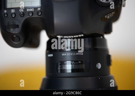 BRCKO, BOSNIEN UND HERZEGOWINA - 10. Jul 2021: Nahaufnahme einer Canon EOS 6D Kamera mit Sigma 85mm f1.4 Objektiv auf dem Kopf Stockfoto