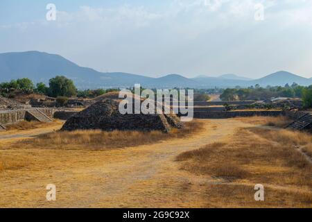 Plattform entlang der Avenue of the Dead in Teotihuacan in der Stadt San Juan Teotihuacan, Bundesstaat Mexiko, Mexiko. Teotihuacan ist ein UNESCO-Weltkulturerbe Stockfoto