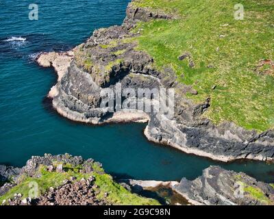 Küstenklippen, die freiliegende Schichten in der Nähe von Portrush auf dem Antrim Causeway Coast Path zeigen Stockfoto