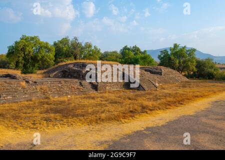 Plattform entlang der Avenue of the Dead in Teotihuacan in der Stadt San Juan Teotihuacan, Bundesstaat Mexiko, Mexiko. Teotihuacan ist ein UNESCO-Weltkulturerbe Stockfoto