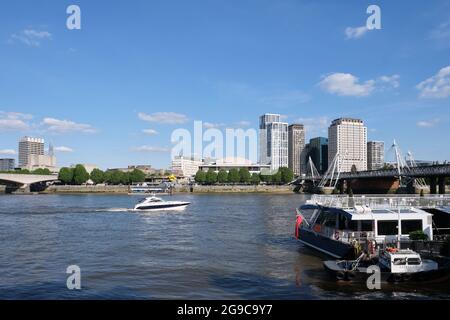 Blick auf die Themse vom Victoria Embankment aus. Waterloo Bridge. Stockfoto