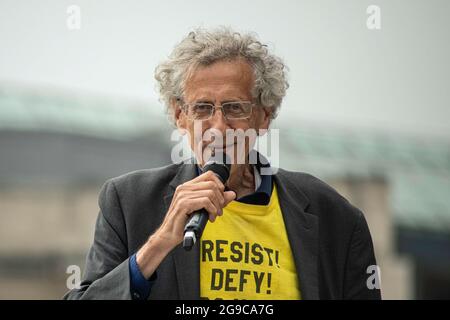 London, Großbritannien. Juli 2021. Piers Corbyn hält während des Protestes eine Rede. Demonstranten versammeln sich im Zentrum von London, um ihre Bestürzung gegen Zwangsbeschränkungen, Impfpass und obligatorische Tests zu zeigen. Kredit: SOPA Images Limited/Alamy Live Nachrichten Stockfoto