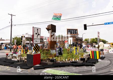 Das Denkmal am Verkehrskreis am George Floyd Square an der East 38th Street und der Chicago Avenue in Minneapolis, Minnesota, USA. Stockfoto