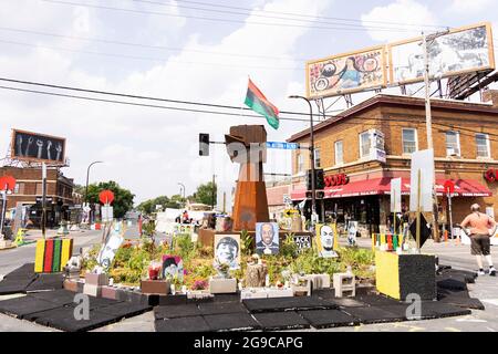 Das Denkmal am Verkehrskreis am George Floyd Square an der East 38th Street und der Chicago Avenue in Minneapolis, Minnesota, USA. Stockfoto