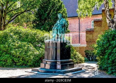 Bronzestatue des dänischen Philosophen Soren Kierkegaard, im Garten der Königlichen Bibliothek auf Slotsholmen im Zentrum von Kopenhagen, Dänemark. Stockfoto