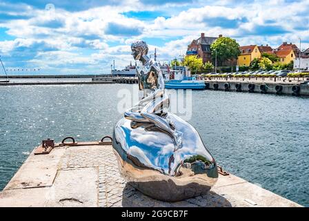 Die Statue von Han, Bruder der dänischen kleinen Meerjungfrau in den docklands von Elsinore (Helsingor), Dänemark. Stockfoto