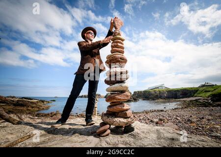 Pictured Stone Stacker Creator und Gründer James Craig Page 2021 Edinburgh Science Festival lässt keine Wünsche offen Stockfoto